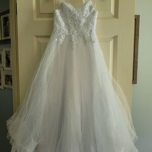 White Sweetheart Sleeveless Bridal Gown